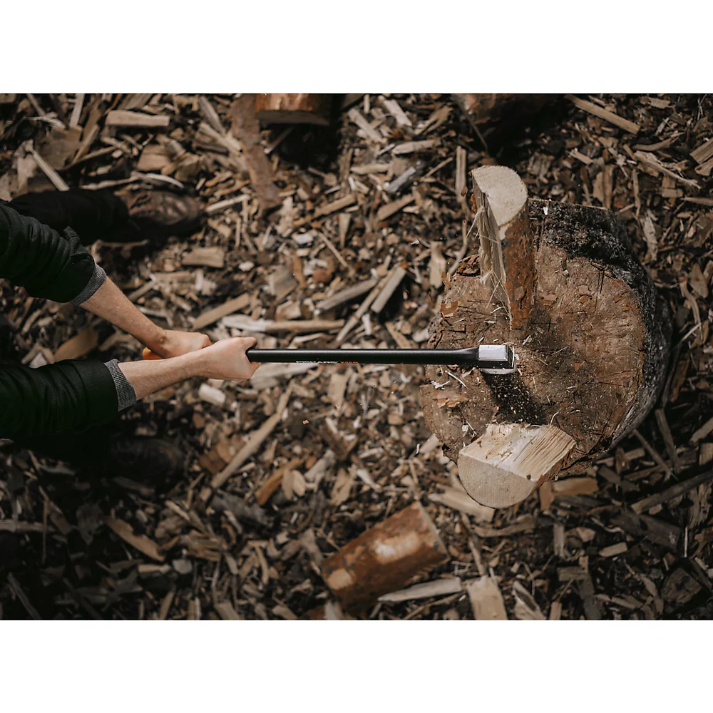 Hache à Fendre Fiskars 5,5oz (2,5kg) 9 Hache à Fendre Fiskars 5,5oz (2,5kg) – Image 7